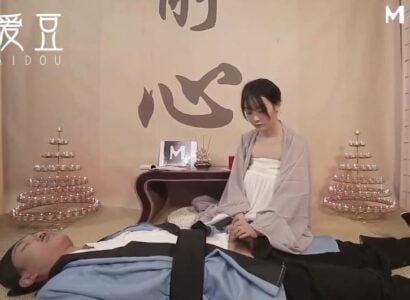เพื่อนบ้านมองไปที่น้องสาวของเธอที่กำลังเปลี่ยนแปลงและจากนั้นก็เชิญเข้ามาในห้องของเธอ