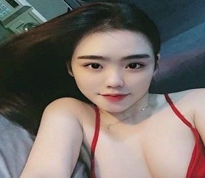พลิกหีของหญิงสาวสวมชุดชั้นในลูกไม้