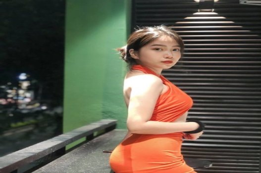สาวใหม่เติบโตขึ้นโดยไม่มีผมแสดงให้พี่น้องเห็น