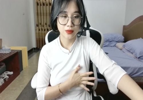 กับเพื่อนสนิทของเธอที่จะเข้าร่วมในเกมปอกเปลือกหาดร้อน