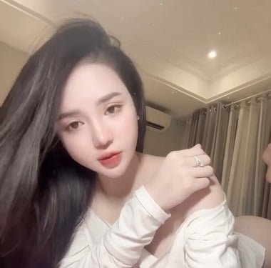 Uyen เชิญแฟนของเธอให้สนุกเมื่อพ่อแม่ของเธอไม่ได้อยู่บ้าน