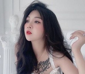 เล่นกับซูเปอร์แมนที่สวยงามในการผจญภัยที่กล้าหาญ