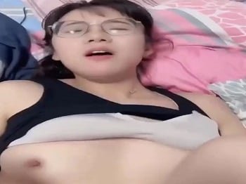 น้องสาวโชว์ก้นของเธอและนวดอย่างหนาแน่น