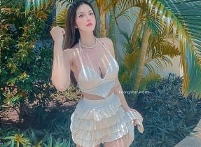 น้องสาวและพ่อของเธอชอบแอบดู