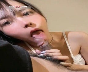 พี่ชายวัยแรกรุ่นเชิญน้องสาวของเธอสำรวจร่างกาย