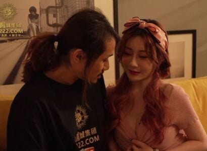 สาวสวยแต่งตัวเป็นเซ็กซี่เป็นหลักเพื่อเกลี้ยกล่อมลูกพี่ลูกน้อง