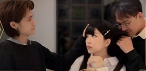 สาวสวยได้รับการจัดสรรในคืนที่มืดมิดบนแท็กซี่