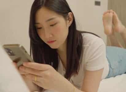สาวสวยที่มีหน้าอกใหญ่มีเสน่ห์ในโรงแรมหรู