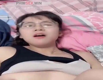 คนหนุ่มสาวสนุกกับการนอนกับแฟนแฟน